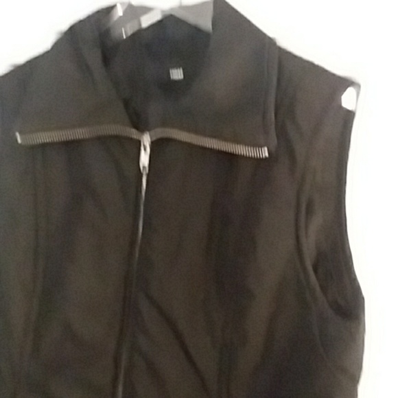 5 for $20! Black H&M vest - Picture 2 of 7